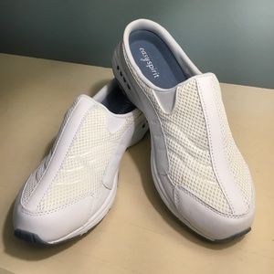 Women’s white Easy Spirit slip on sneakers 10M NEW